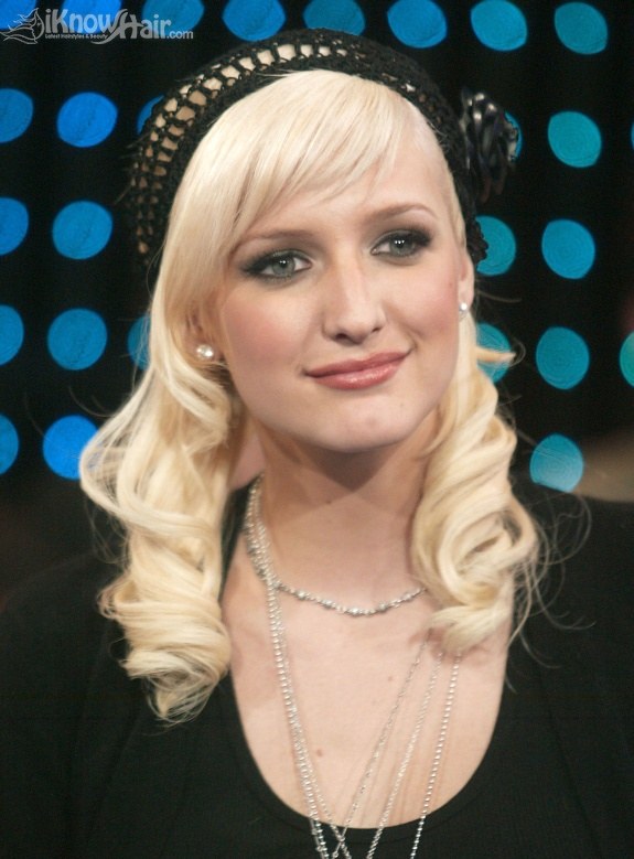 Ashlee Simpson makes an appearance on MTV's Total Request